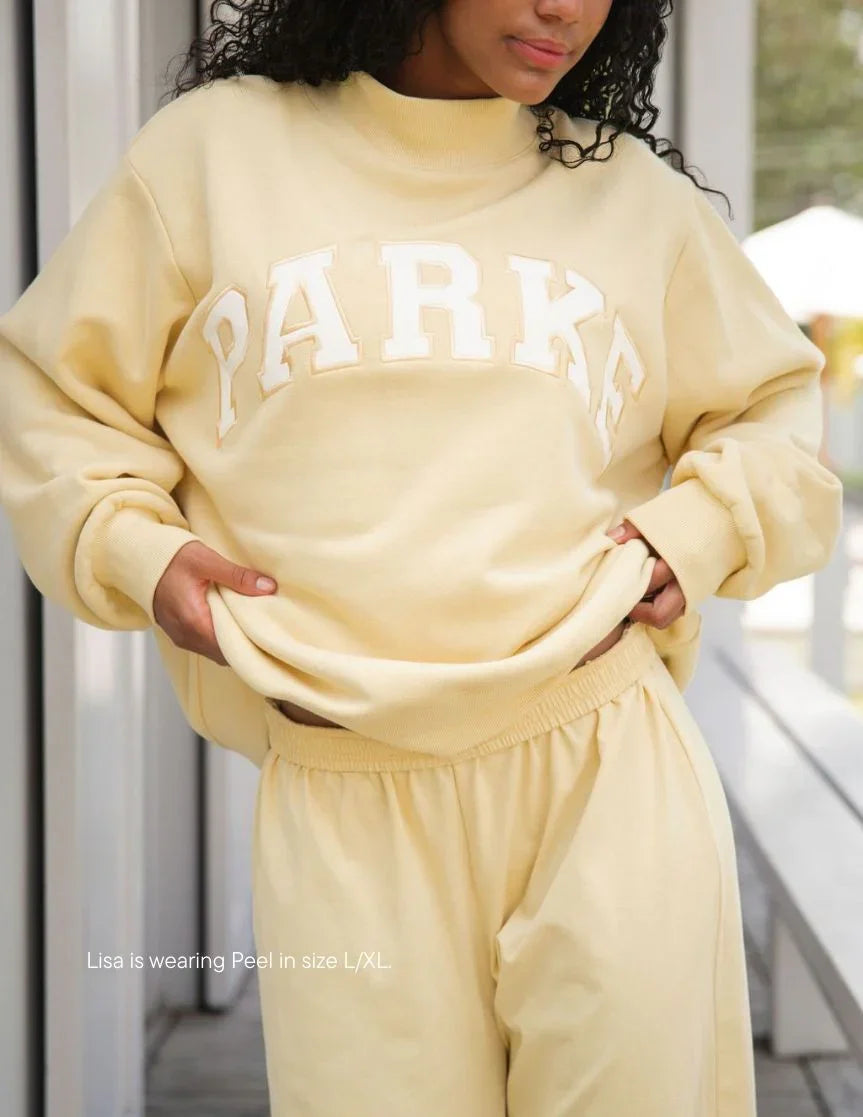 Women's Oversized Crewneck Sweatshirt with Chenille Collegiate Print - 11